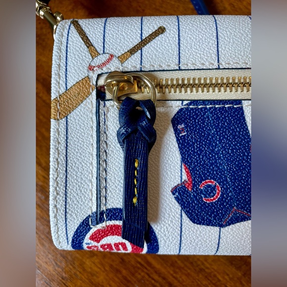 Chicago Cubs Dooney & Bourke MLB Crossbody Wallet White & Blue NWT - Picture 7 of 12